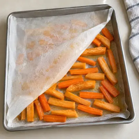 Étape 4 : Couvrez d’une seconde feuille de papier cuisson et faites cuire 15 minutes : ils cuisent à l’étouffée et restent moelleux.