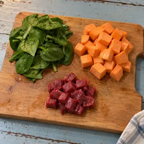 Étape 1 : Lavez les épinards frais dans plusieurs eaux et retirez les grosses tiges. Épluchez la patate douce et coupez-la en cubes de 2 cm ; coupez le bœuf en dés de 1 cm.