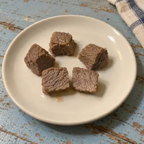 Étape 3 : Coupez le plus gros dé de bœuf : il doit être cuit à cœur, brun-gris, sans trace rosée ; sinon, prolongez de 5 minutes et vérifiez de nouveau.