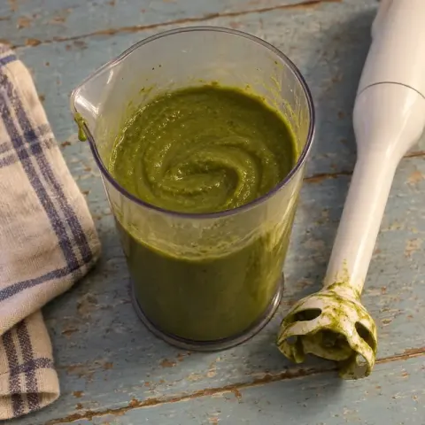 Étape 4 : Égouttez les épinards en les pressant légèrement. Mixez d’abord le bœuf seul, très finement, avec 2 c. à soupe d’eau de cuisson, puis ajoutez les épinards et la patate douce, et mixez longuement, jusqu’à une purée bien lisse, sans filaments.