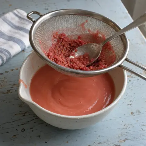 Étape 3 : Mixez, puis passez la compote au tamis en appuyant avec le dos d’une cuillère pour retenir les grains.