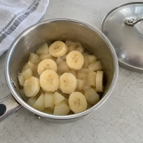 Étape 3 : Ajoutez les rondelles de banane et poursuivez 3 minutes.