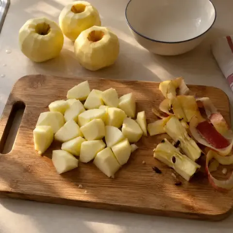 Étape 1 : Épluchez les pommes, retirez le cœur et les pépins, puis coupez-les en morceaux.