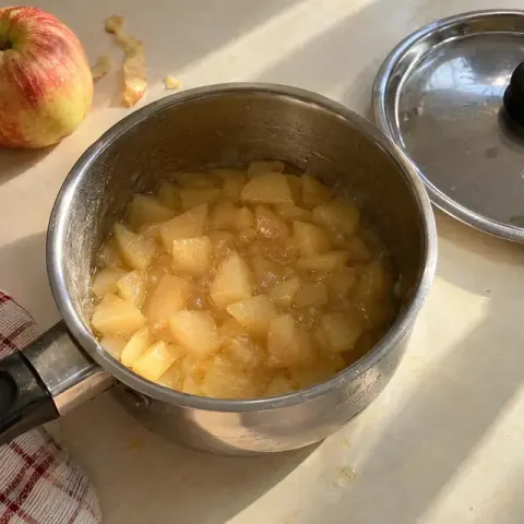 Étape 2 : Mettez-les dans une casserole avec l’eau, couvrez et laissez cuire 12 minutes à feu doux.