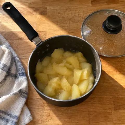 Étape 2 : Faites-les cuire 10 minutes à couvert, à feu doux, avec l’eau.