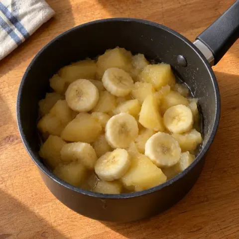 Étape 3 : Ajoutez la banane en rondelles et poursuivez 2 minutes.
