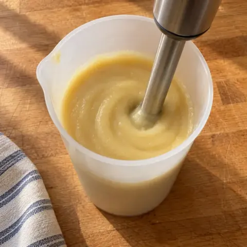 Étape 4 : Mixez jusqu’à obtenir une compote bien lisse, puis laissez refroidir.