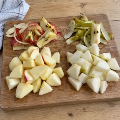 Étape 1 : Épluchez les pommes et les poires, retirez le cœur et les pépins, puis coupez-les en morceaux.