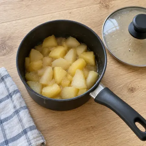 Étape 2 : Faites cuire les pommes 4 minutes à couvert, à feu doux, avec l’eau, ajoutez les poires et poursuivez 6 minutes : tout doit être très tendre.