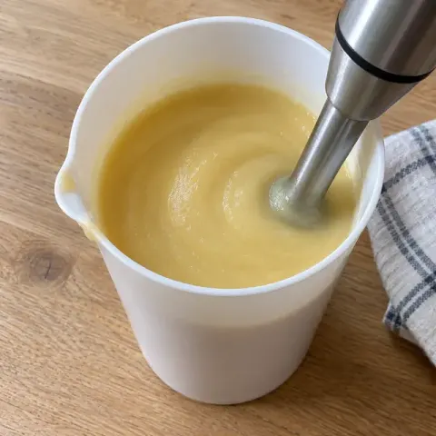 Étape 3 : Mixez jusqu’à obtenir une compote bien lisse.