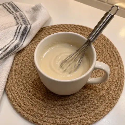 Étape 1 : Si vous partez de flocons, mixez-en d’avance une bonne poignée en poudre fine et gardez-la dans un bocal fermé. Délayez les 10 g de poudre dans 3 c. à soupe du lait, jusqu’à ce qu’il ne reste aucun grumeau.