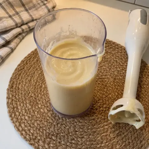 Étape 3 : Écrasez la banane très finement, ajoutez-la à la crème et mixez un instant pour une texture toute lisse. Laissez tiédir avant de servir.