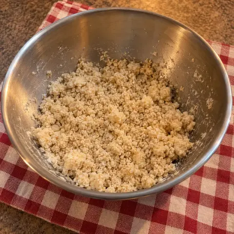 Étape 3 : Du bout des doigts, mélangez l’avoine mixée, la poudre d’amande et le beurre jusqu’à obtenir un sable grossier.