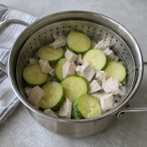 Étape 1 : Faites cuire la courgette et les dés de dinde 12 minutes à la vapeur : la dinde doit être blanche à cœur.
