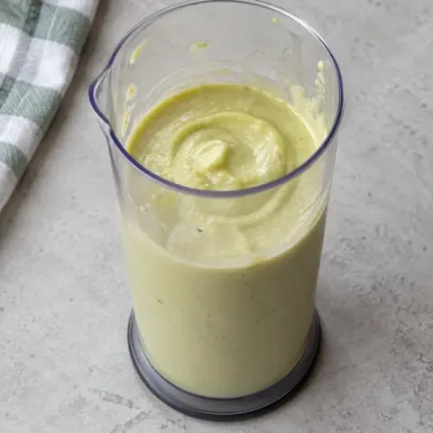 Étape 3 : Mixez d’abord la dinde finement, puis ajoutez la courgette et la semoule, et mixez jusqu’à obtenir une purée bien lisse.