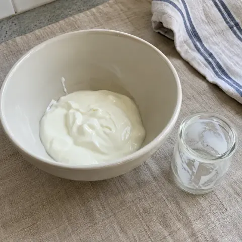 Étape 1 : Préchauffez le four à 180 °C. Videz le yaourt dans un saladier et gardez le pot pour mesurer.