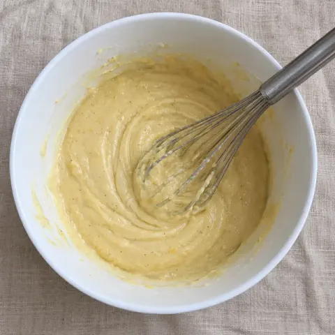 Étape 3 : Ajoutez la farine et la levure et mélangez jusqu’à obtenir une pâte lisse.