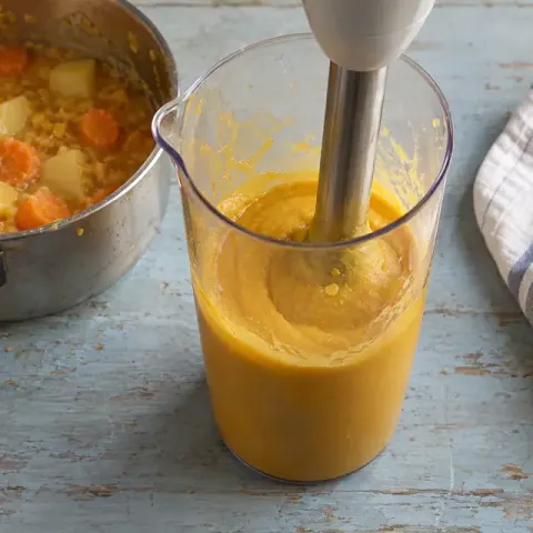 Étape 4 : Égouttez en gardant l’eau de cuisson et mixez, en versant un peu d’eau de cuisson si besoin.