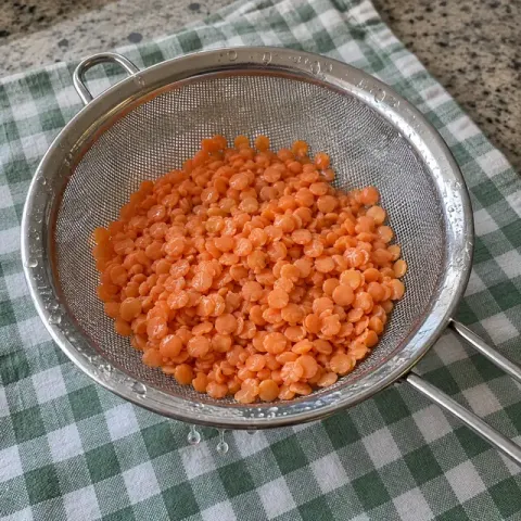 Étape 1 : Rincez les lentilles dans une passoire fine, jusqu’à ce que l’eau soit claire.