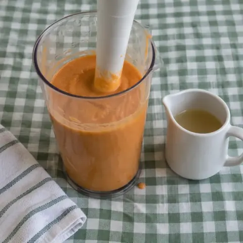 Étape 4 : Égouttez en gardant l’eau de cuisson et mixez longuement, en ajoutant un peu de cette eau si besoin.