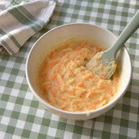 Étape 3 : Ajoutez la farine, la levure et la cannelle, mélangez juste assez, puis incorporez la carotte et la pomme.