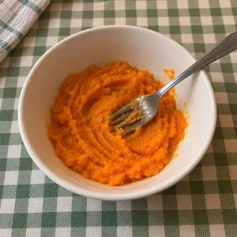 Étape 2 : Faites cuire la carotte 15 minutes à la vapeur, puis écrasez-la finement à la fourchette.