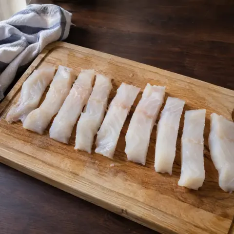 Étape 2 : Coupez le poisson en bâtonnets de 2 cm de large. Passez-les du bout des doigts pour vérifier qu’il ne reste aucune arête.