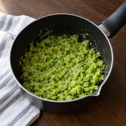 Étape 5 : Faites cuire les petits pois 10 minutes à l’eau, égouttez-les et ajoutez le beurre.