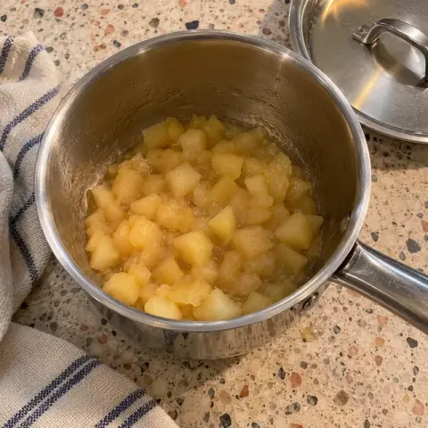 Étape 1 : Faites cuire les dés de pomme 8 minutes à couvert avec l’eau, à feu doux : ils doivent s’écraser sans résistance sous la fourchette.