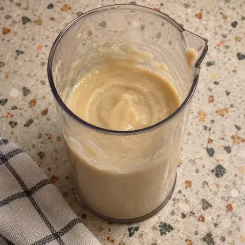 Étape 3 : Ajoutez la pomme et la pincée de cannelle, puis mixez brièvement pour un porridge épais au grain fin. Laissez tiédir et vérifiez qu’il n’est plus que tiède avant de servir.