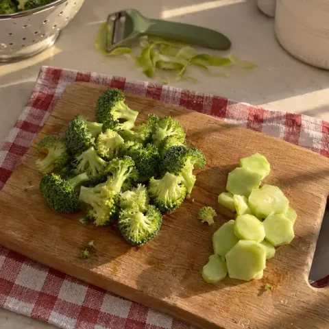 Étape 1 : Détaillez le brocoli en petites fleurettes. Épluchez la tige et coupez-la en rondelles.