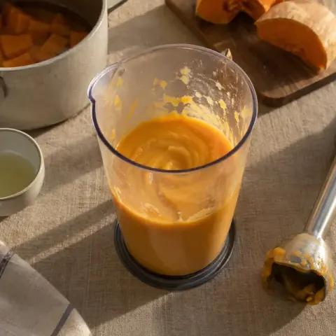 Étape 3 : Mixez en ajoutant 2 à 3 c. à soupe d’eau de cuisson.