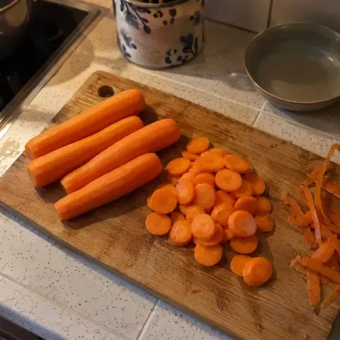 Étape 1 : Épluchez les carottes, rincez-les et coupez-les en fines rondelles.