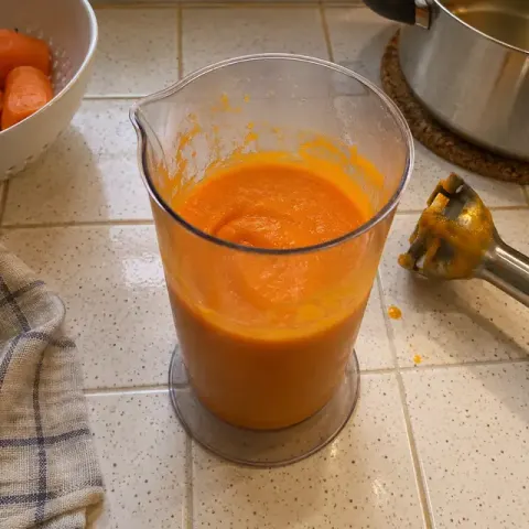Étape 3 : Mixez-les en ajoutant 3 à 4 c. à soupe d’eau de cuisson, jusqu’à obtenir une purée bien lisse.