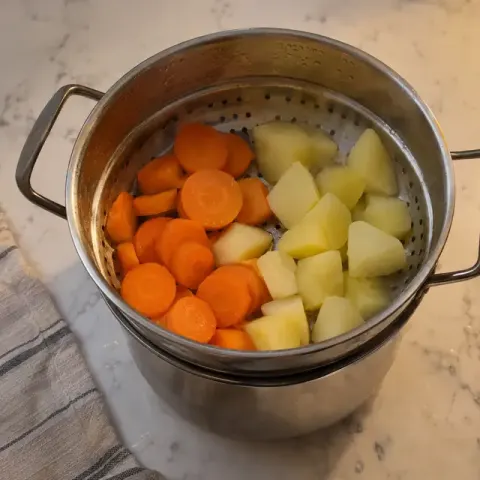 Étape 1 : Faites cuire les carottes et la pomme de terre 12 minutes à la vapeur.