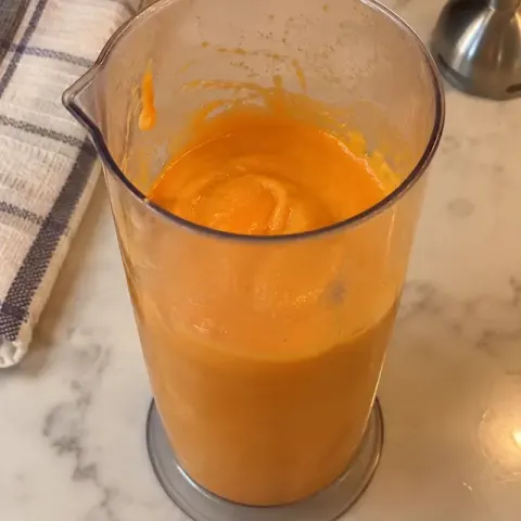 Étape 4 : Mixez longuement les carottes et le poisson avec 4 c. à soupe d’eau de cuisson.