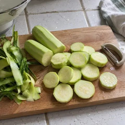 Étape 1 : Lavez les courgettes, épluchez-les et coupez-les en rondelles.