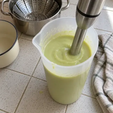 Étape 3 : Mixez longuement, sans ajouter d’eau : la courgette en rend assez pour une purée bien lisse.