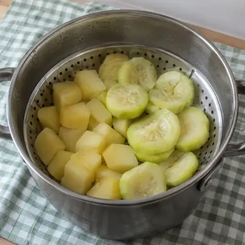 Étape 1 : Faites cuire les courgettes et la pomme de terre 12 minutes à la vapeur.