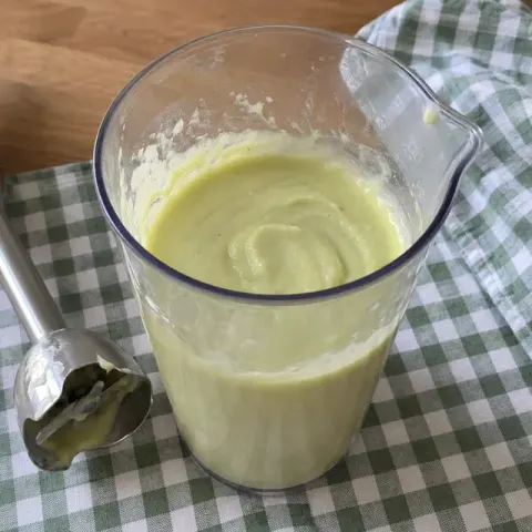 Étape 4 : Mixez longuement les courgettes et le poisson, sans ajouter d’eau : la courgette en rend assez.