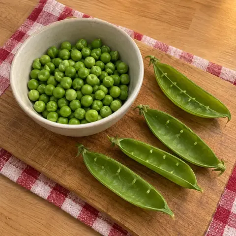 Étape 1 : Écossez les petits pois frais : comptez environ 800 g de cosses. Les surgelés s’utilisent directement.