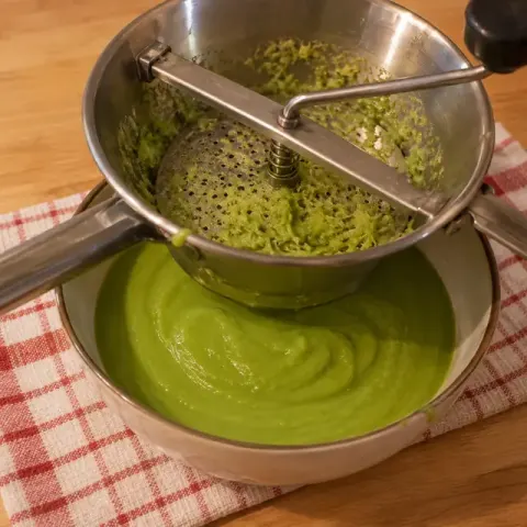 Étape 4 : Passez la purée au moulin à légumes, grille fine, ou au tamis, pour retirer les petites peaux.