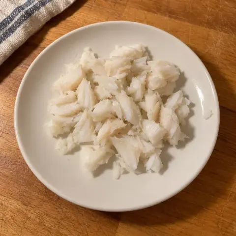 Étape 3 : Émiettez le poisson du bout des doigts pour vérifier qu’il ne reste aucune arête.