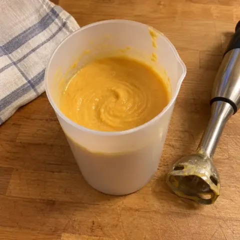 Étape 4 : Mixez très longuement les légumes et le poisson avec 2 c. à soupe d’eau de cuisson, jusqu’à ce qu’il ne reste aucun fil de poireau.