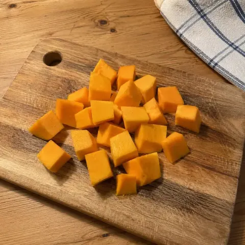 Étape 1 : Coupez le potimarron en cubes de 2 cm.