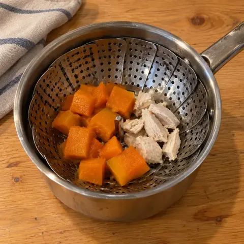 Étape 2 : Faites cuire les cubes 5 minutes à la vapeur, posez le poulet dessus et poursuivez 12 minutes : coupé en deux, le poulet doit être blanc à cœur, sans aucune partie rosée.
