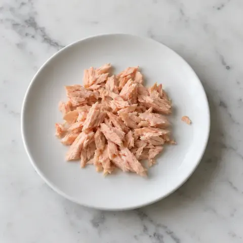 Étape 4 : Pendant ce temps, faites cuire le saumon 8 minutes à la vapeur : il doit être rose pâle et opaque jusqu’au centre. Émiettez le poisson du bout des doigts en vérifiant qu’il ne reste aucune arête.