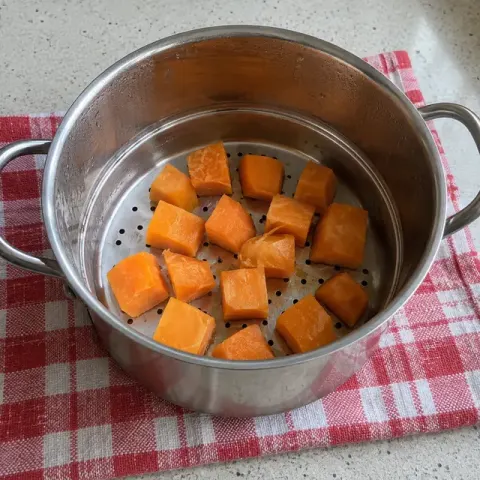Étape 1 : Coupez la patate douce en cubes de 2 cm et faites-la cuire 8 minutes à la vapeur.