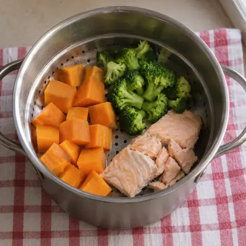 Étape 2 : Ajoutez le brocoli et le saumon dans le panier et poursuivez 12 minutes : le saumon doit être opaque à cœur et se détacher en lamelles.