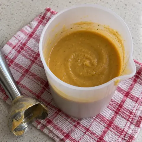 Étape 4 : Mixez le tout avec 5 à 6 c. à soupe d’eau de cuisson, jusqu’à obtenir une purée bien lisse.